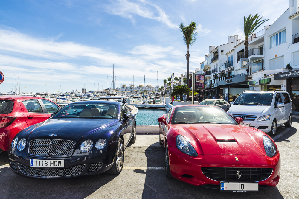 Luxury cars and yeachts in Puerto Banus, Marbella – Stock