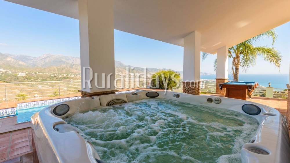 Villa avec vue sur la mer et jacuzzi extérieur à Nerja