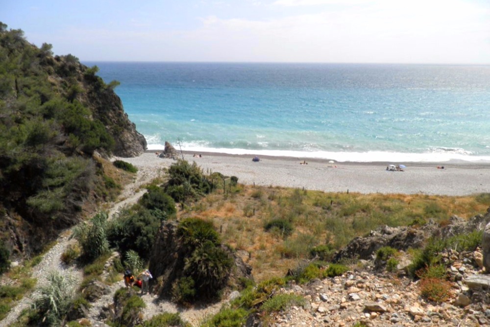 Playa virgen Cala del Pino en Maro (Nerja)