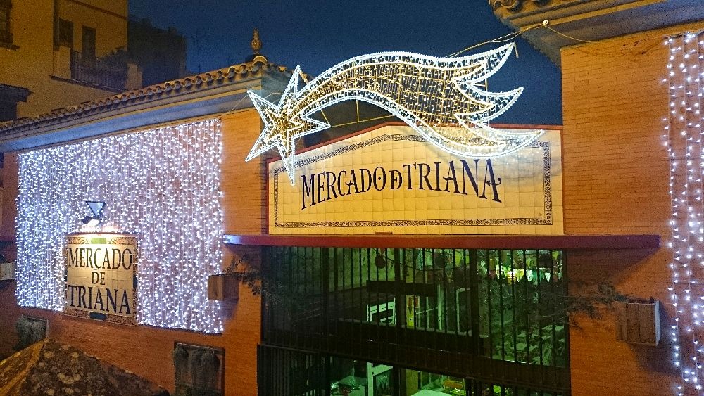 Visitar Sevilla en invierno - mercado de Triana decorado con luces de Navidad